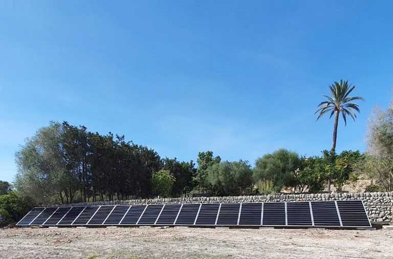 instalación de placas solares con acumulación en baterías de litio en son verga vell