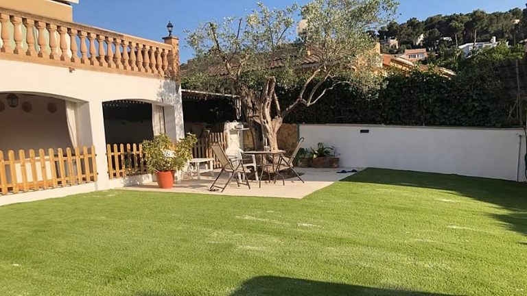instalación de césped artificial en costa de la calma mallorca