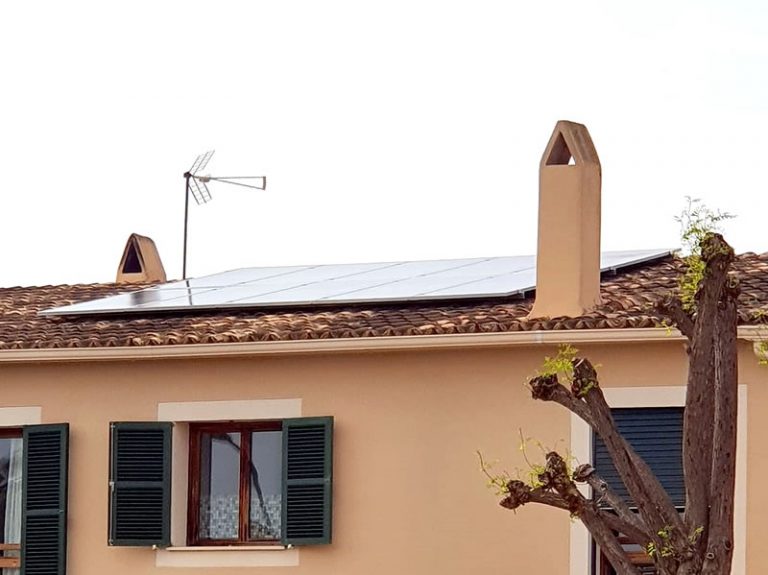 Instalación de placas solares con baterías solares en marratxí
