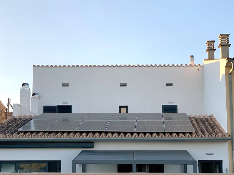 Instalacion Fototovoltaica Aislada 6.6kw Con Baterias Solares Llubi (8)