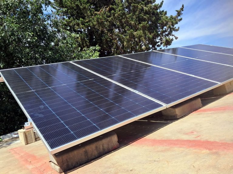 Instalacion Solar Con Baterias Y Generador Electrico En Inca (7)