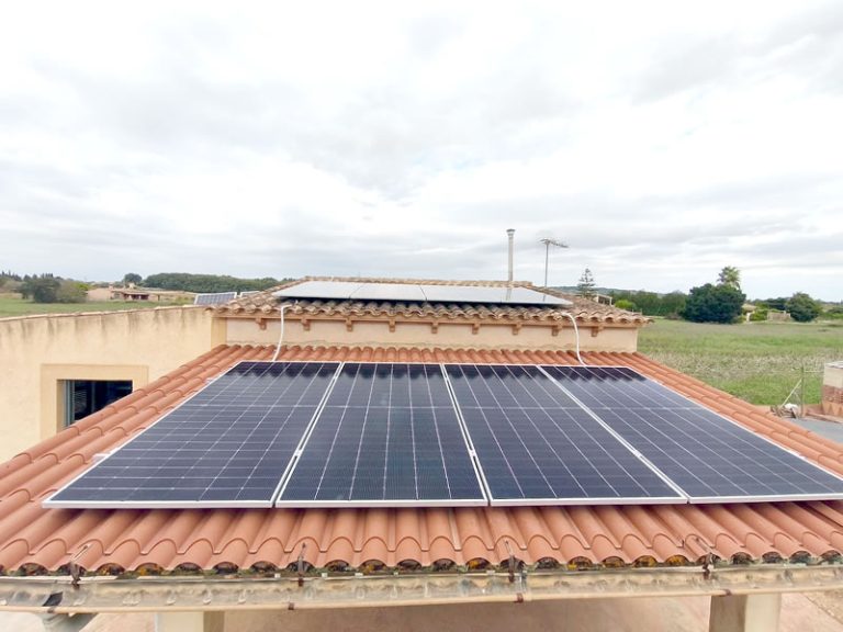 Instalacion Solar Manacor 4,6kw Con Baterias Solares 14,3kwh Tejado